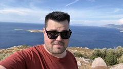 A portrait above the blue sea